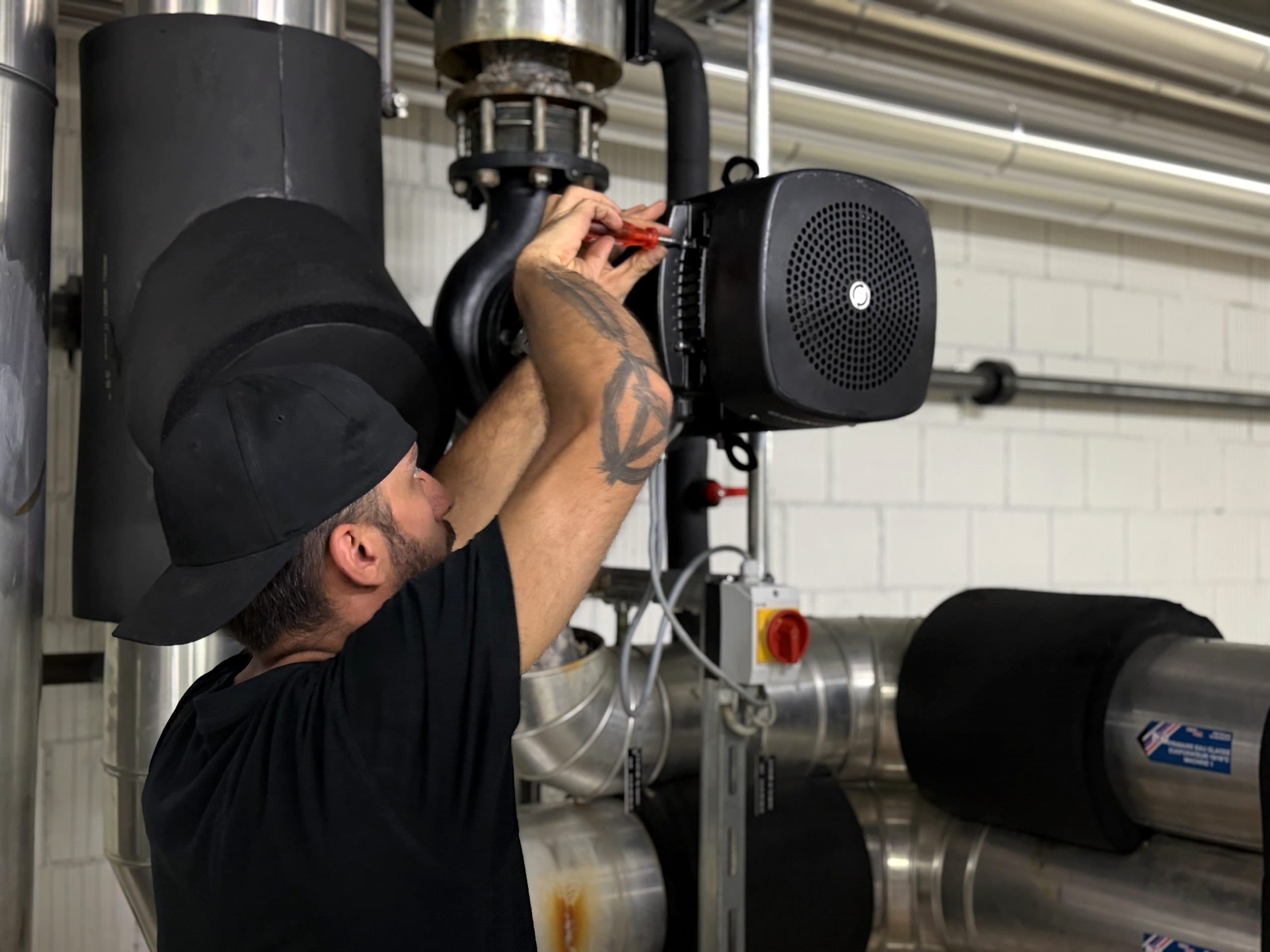 Technicien VCS Maintenance au travail sur une installation